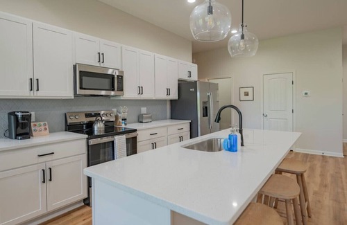 Lynchburg Condo | Modern 2BR Condo | *Near LU* | Wi-Fi & Smart TVs