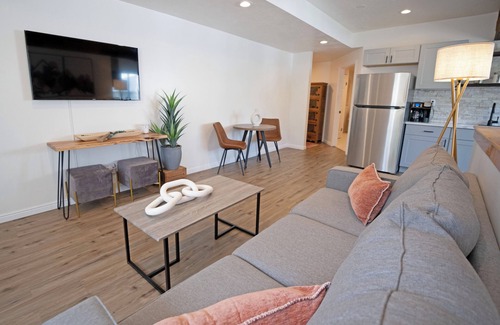 Sandy House | Modern 2BR Escape | Mountain Views & Gully Access