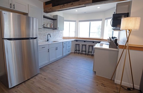 Sandy House | Modern 2BR Escape | Mountain Views & Gully Access
