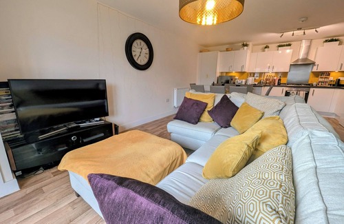 Walton-on-Thames Apartment | Modern 2BR Flat | Parking | Balcony | WiFi