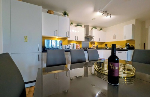 Walton-on-Thames Apartment | Modern 2BR Flat | Parking | Balcony | WiFi