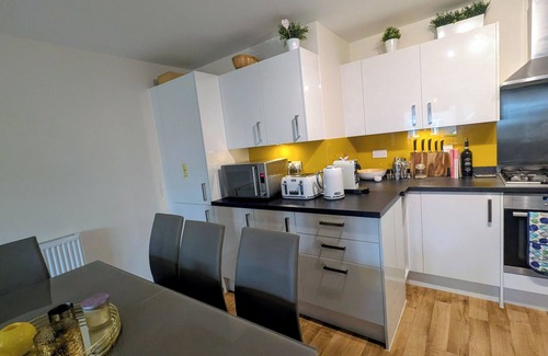 Walton-on-Thames Apartment | Modern 2BR Flat | Parking | Balcony | WiFi