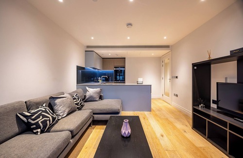 Nine Elms Apartment | Modern 2BR Flat w/Balcony – Prime London Location