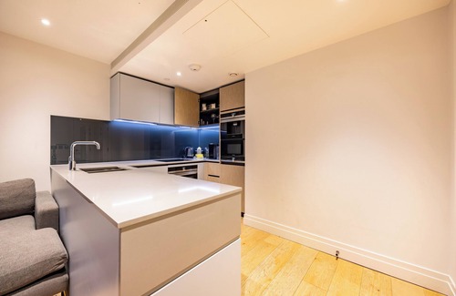 Nine Elms Apartment | Modern 2BR Flat w/Balcony – Prime London Location
