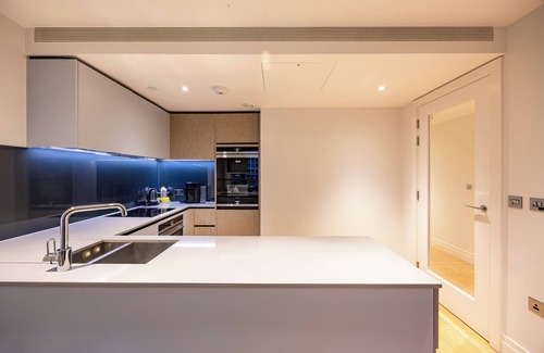 Nine Elms Apartment | Modern 2BR Flat w/Balcony – Prime London Location