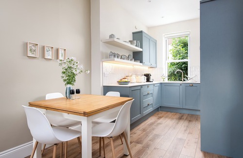 Cotham Apartment | Modern 2BR Flat | Walk to Clifton | Free Parking