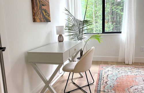 Geneva Apartment | Modern 2BR forest retreat steps from Galbraith trails & Lake Whatcom. Monthly stays Jan–Mar 2026. Fast Wi-Fi & desk for remote work. Mount Baker skiing just 80 mins away.