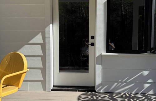 Geneva Apartment | Modern 2BR forest retreat steps from Galbraith trails & Lake Whatcom. Monthly stays Jan–Mar 2026. Fast Wi-Fi & desk for remote work. Mount Baker skiing just 80 mins away.