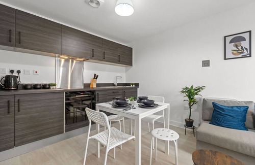 Killingbeck House | Modern 2BR Home Free Parking Ideal for Long Stays