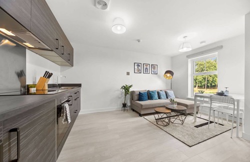 Killingbeck House | Modern 2BR Home Free Parking Ideal for Long Stays