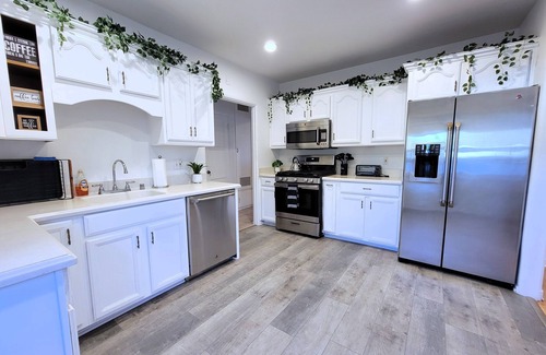 Beverly Hills House | Modern 2BR Home Near Beverly Hills w Cal King bed Yard & BBQ. Near attractions!