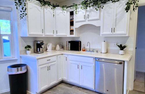 Beverly Hills House | Modern 2BR Home Near Beverly Hills w Cal King bed Yard & BBQ. Near attractions!
