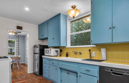 Westchester House | Modern 2BR Home with Private Backyard near LAX/LMU