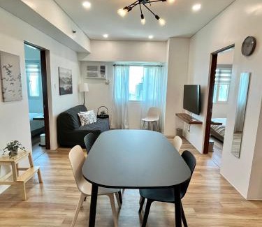 Pio del Pilar Apartment | Modern 2BR in Central Makati! Netflix Wi-Fi Pool