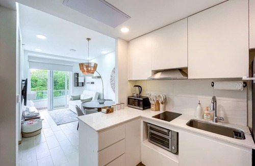 Crawfish Rock Hotel | Modern 2BR in Duna Residences