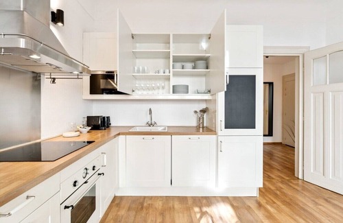 Gare Apartment | Modern 2BR in Gare: Wi-Fi, Kitchen, Washer/Dryer
