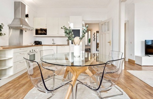 Gare Apartment | Modern 2BR in Gare: Wi-Fi, Kitchen, Washer/Dryer