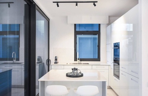Kerem HaTeimanim Apartment | Modern 2BR in Geula with MAMAD by HolyGuest