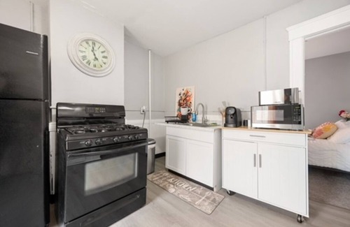 Southside Apartment | Modern 2BR Mins to Univ, Zoo, Destiny & Downtown