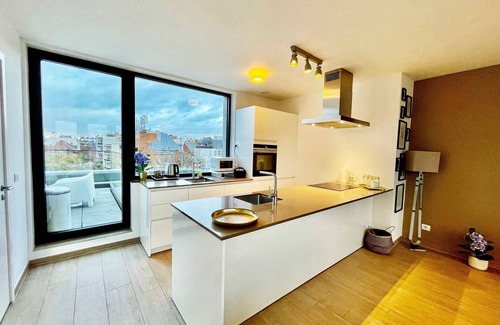 Klein-Antwerpen Apartment | Modern 2BR Penthouse Near Diamond District by Oneluxstay