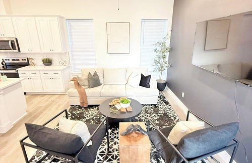 Northside House | Modern 2BR Retreat - Fast WiFi, AC & Prime Houston Location