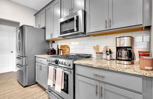 Buford House | Modern 2BR Townhome King Beds Near Mall GA
