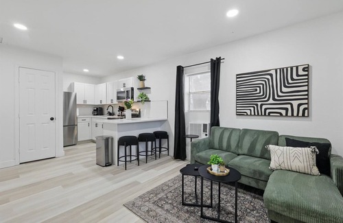 Haltom City Apartment | Modern 2BR Unit Hot Tub Outdoor Lounge