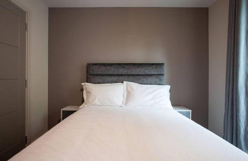 Belfast Apartment | Modern 2BR with Balcony next to the City Airport BHD - Free Parking