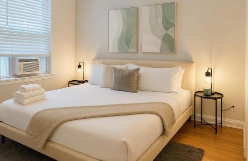 Boystown Apartment | Modern 2BR with Reliable Wi-Fi - Roscoe 30