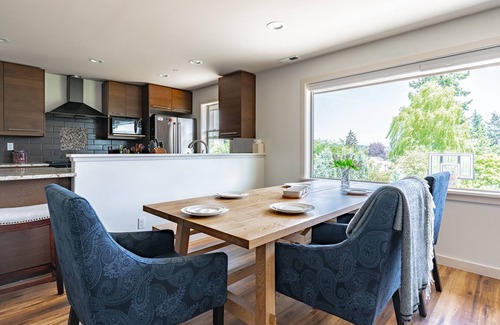 Northwest Bellevue House | Modern 2BRs luxe home in Bellevue Downtown 30 days+