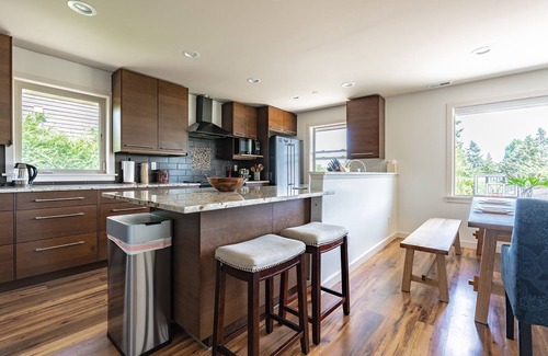 Northwest Bellevue House | Modern 2BRs luxe home in Bellevue Downtown 30 days+