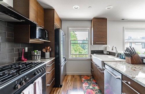 Northwest Bellevue House | Modern 2BRs luxe home in Bellevue Downtown 30 days+