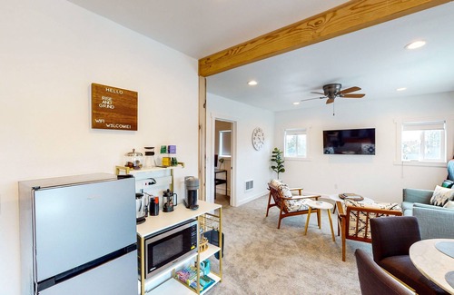 Enumclaw House | Modern, 2nd-floor duplex with a work station, and mountain views - near downtown