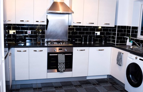 Wolverhampton House | Modern 3 Bed 2 Bath House