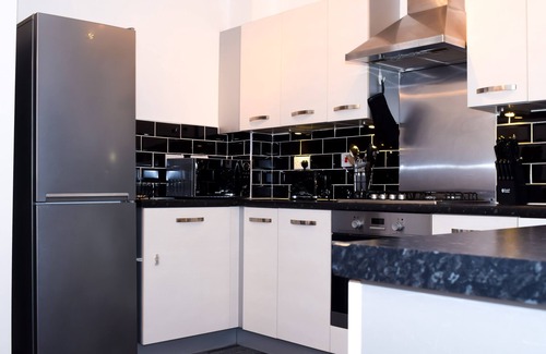 Wolverhampton House | Modern 3 Bed 2 Bath House