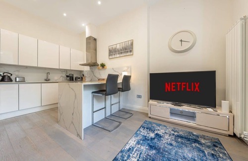 Queen's Park Apartment | Modern 3-Bed Apartment in Greater London