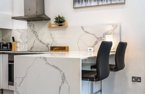 Queen's Park Apartment | Modern 3-Bed Apartment in Greater London