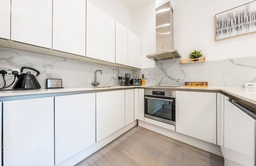 Queen's Park Apartment | Modern 3-Bed Apartment in Greater London