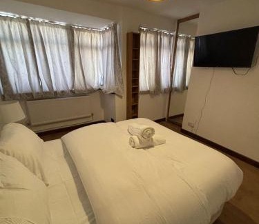 River House | Modern 3 Bed Free Parking 10 mins walk to station