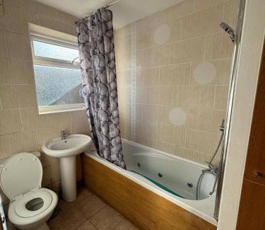 River House | Modern 3 Bed Free Parking 10 mins walk to station