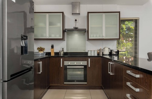 Century City Apartment | Modern 3-Bed Home , Canal Views & Parking