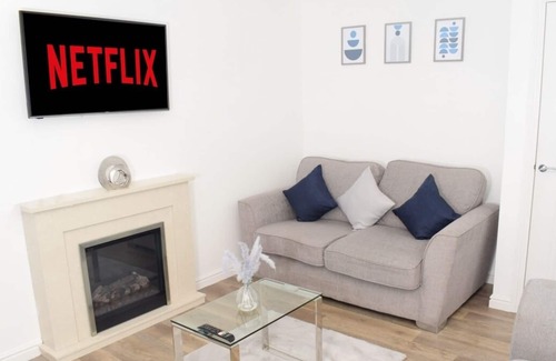 Bilston House | Modern 3 Bed House w/ Parking
