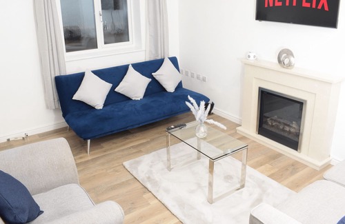 Bilston House | Modern 3 Bed House w/ Parking