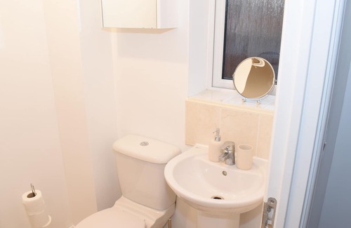 Bilston House | Modern 3 Bed House w/ Parking