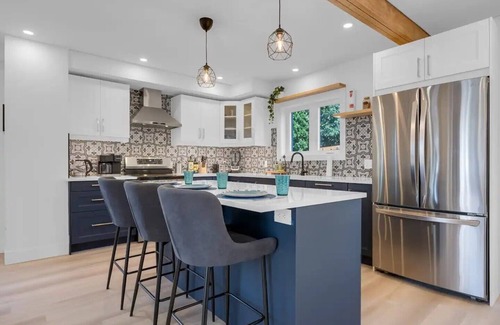 Port Weller House | Modern 3 bed house, steps from beach and minutes from wineries. Pet friendly!
