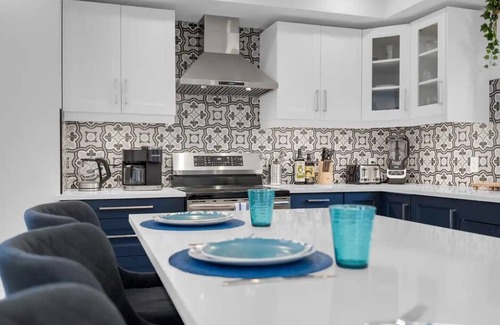 Port Weller House | Modern 3 bed house, steps from beach and minutes from wineries. Pet friendly!