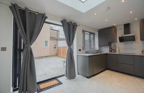 Northumberland Park House | Modern 3 bed house Tottenham Free Parking/WIFI