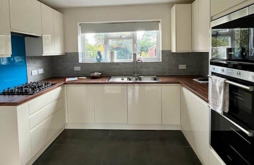 Cambridge House | Modern 3 bed house with garden & parking