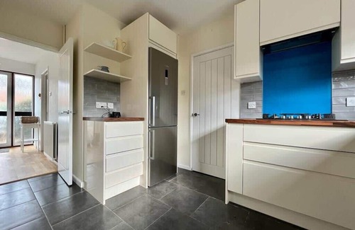 Cambridge House | Modern 3 bed house with garden & parking