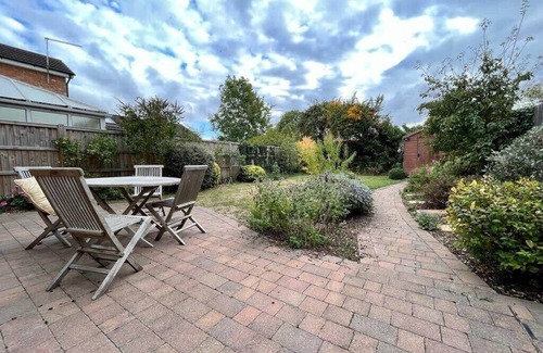 Cambridge House | Modern 3 bed house with garden & parking